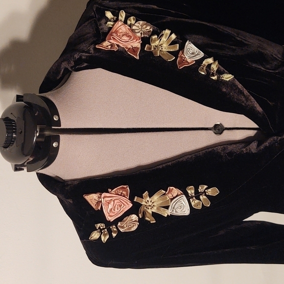 W.D.N.Y Black Velvet Blazer with Floral Ribbon Embroidery Sz 10 - Picture 2 of 13